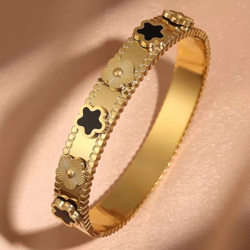 🆕️Elegant Black and Gold Floral Bracelet